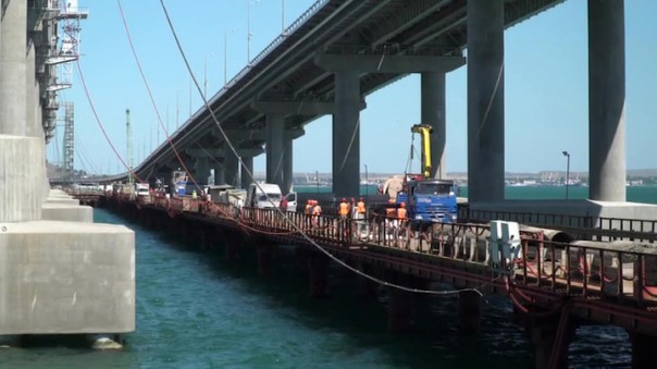 У скаклов будет радость: В Керченском проливе разбирают мост