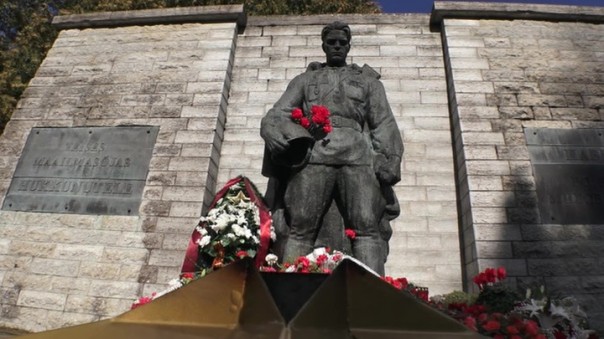 75 лет со дня освобождения Таллина: российские дипломаты возложили цветы к Бронзовому солдату