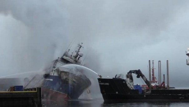 Потушить не удалось: горящий российский траулер затонул в Норвегии