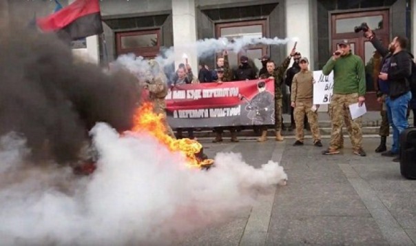 Майдан в Тернополе: АТОшники жгли шины, протестуя против отвода войск в Донбассе