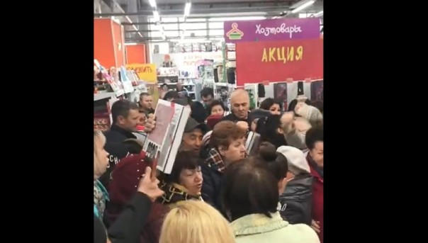 "Нахаляву плиз!" Посетители магазина в Самаре устроили потасовку за акционный товар. Видео