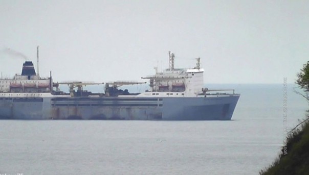 Седьмые сутки на плавбазе "Петр Житников" тушат пожар