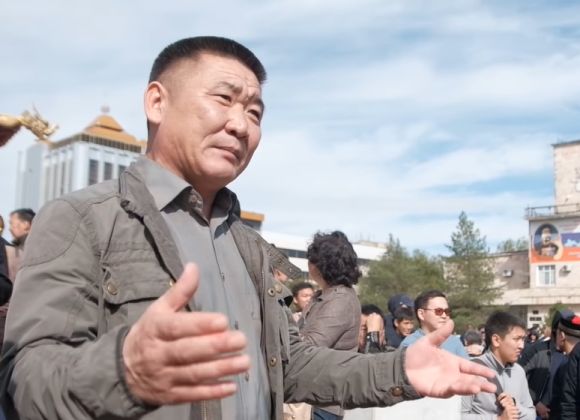 "Пан Трапезников, я кажу вам!": Участник акции протеста в Элисте обратился к "дэнээровцу" по-украински