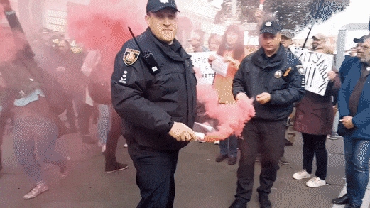 Зеленского в Житомире встретили фаерами и акциями протеста