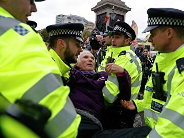 Британская полиция жестоко подавляет восстание фанатов Греты Тунберг