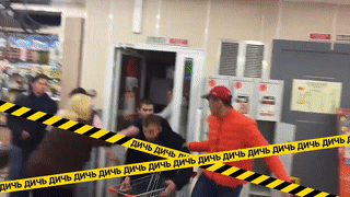 Продавщица "Дикси" жестоко избила заподозренную в краже девушку – видео