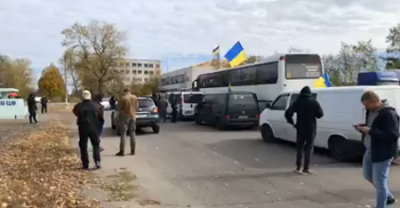 Украина вновь сорвала разведение войск в Донбассе: мнение экспертов | Радикалы штурмуют блокпосты, прорываясь в Золотое. Полиция открывает огонь