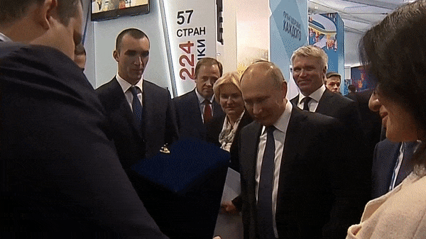 Путину подарили бриллиантовую боксёрскую перчатку | Владимир Путин принимает участие в форуме "Россия - спортивная держава".