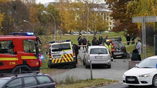 В Осло неизвестный вооруженный мужчина угнал автомобиль скорой помощи и въехал в толпу, есть жертвы