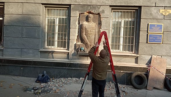 Как в Одессе приезжие националисты снесли памятник маршалу Жукову