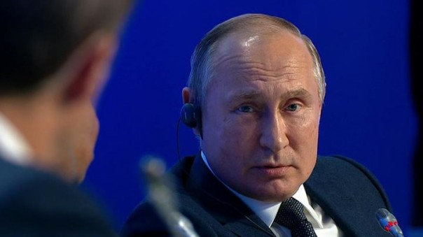 Путин: США уничтожают доллар своими руками