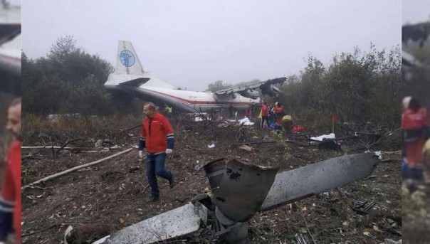 В окрестностях Львова из-за нехватки топлива около кладбища упал Ан-12: есть погибшие