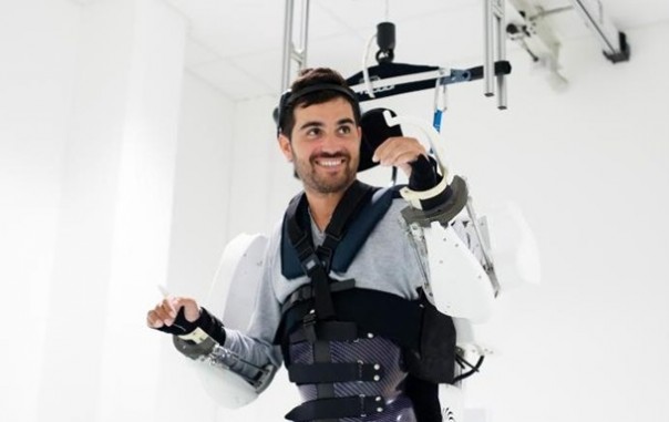 Парализованный пациент смог пройтись, управляя экзоскелетом силой мысли. Видео