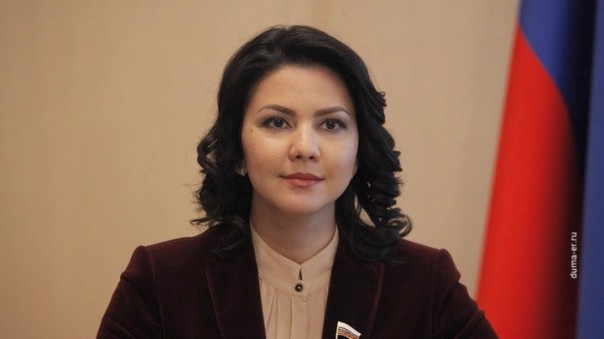 Дипломаты проводят Ингу Юмашеву на обратный рейс из США