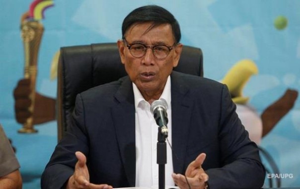 В Индонезии неизвестный с ножом напал на министра безопасности