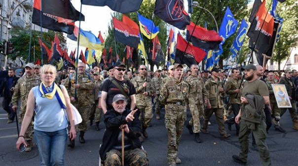 Зеленский проигрывает националистам второй раунд