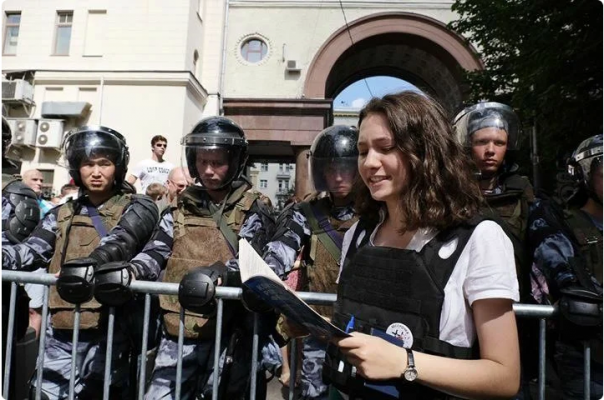 Оля "Конституция" Мисик / Оля-Конституция, устроила провокацию в МГУ. Вместо учебы, борьба с фантазиями