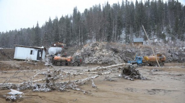Тайга, золотой прииск, прорыв дамбы, погибшие старатели и жадные дельцы