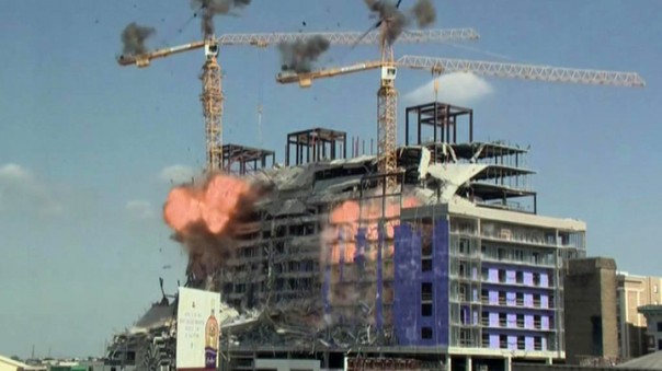 В Новом Орлеане строительный кран упал на здание из-за управляемого взрыва