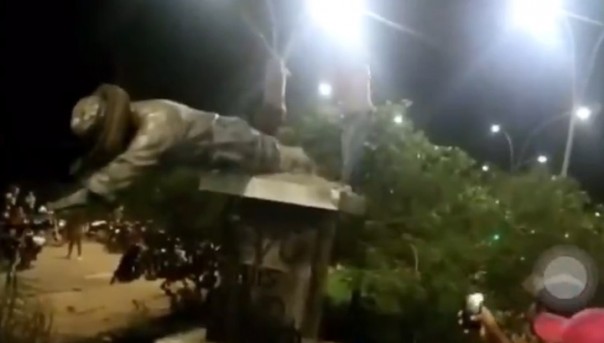 Несогласные с победой Моралеса боливийцы повалили памятник Чавесу