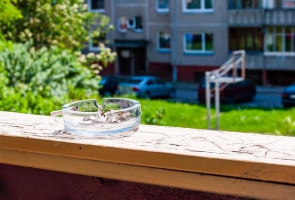 Житель Челябинской области засудил соседку за курение на балконе