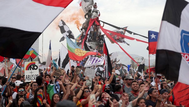 Чили погружается в хаос. Огромные толпы на протестах! В центре Сантьяго собрались около миллиона митингующих