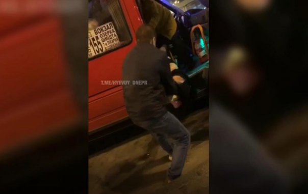 В Днепропетровске пассажирку за ноги вытащили из маршрутки
