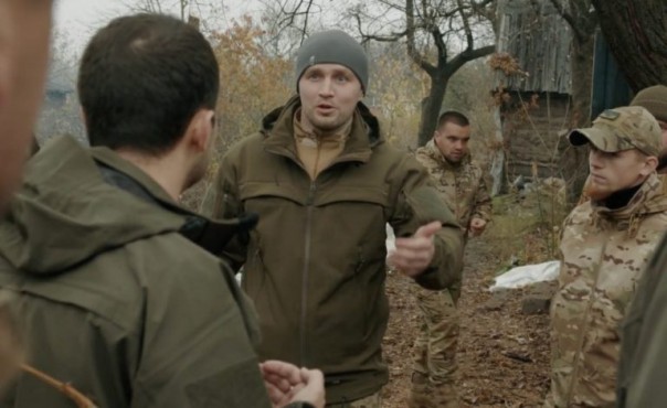 Боевика «Азова», ругавшегося с Зеленским, обстреляли в прямом эфире