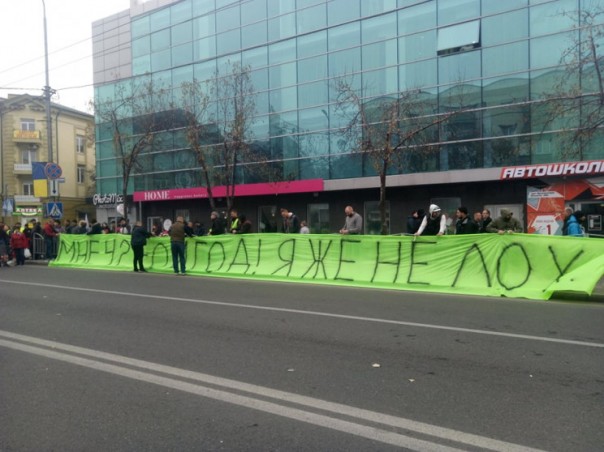 В Мариуполе встретили кортеж президента Зеленского баннерами и песней про лоха | В Киеве под Офисом президента собрались нацозабоченные