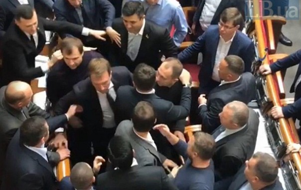 В Верховной Раде произошла первая стычка - видео