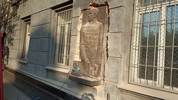 Как в Одессе приезжие националисты снесли памятник маршалу Жукову