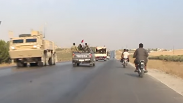 Конвой сирийской армии встретился с отступающими американскими военными