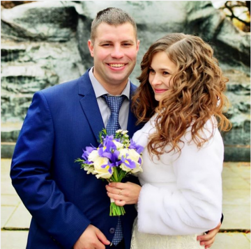 Девушка, которую потеряли в электричке 20 лет назад, вышла замуж за парня, нашедшего ее родителей