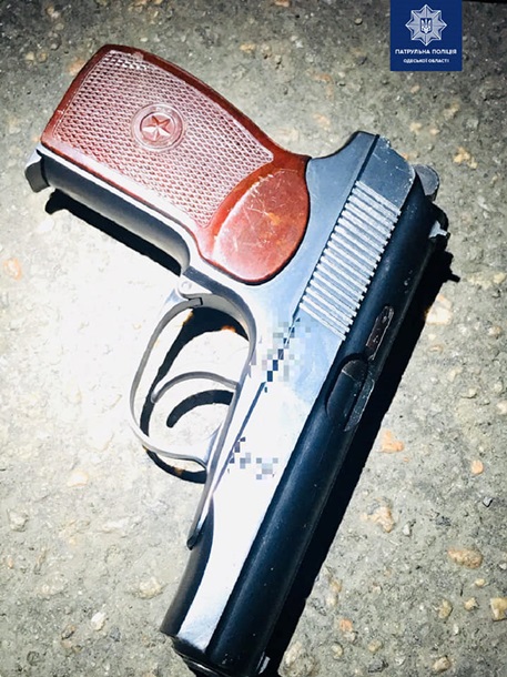 В Одессе мужчина с пистолетом угрожал на улице прохожим | Под Киевом мужчина стрелял в бездомного и избил его битой