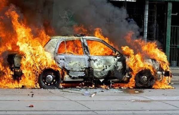 Армянский автомобиль внезапно вспыхнул на грузинской границе — видео