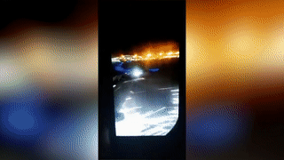 Посадка искрящегося Boeing 737 в Колумбии попала на видео