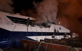 В Астрахани произошел пожар на двух теплоходах