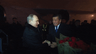 И виду не подал. Как Путина встречали в Бишкеке после "слепой" посадки — видео
