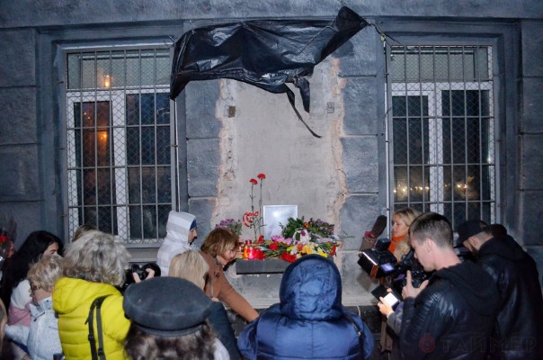 "Реквием по Жукову": Одесситы возложили цветы к снесенному барельефу маршала Жукова у здания военкомата