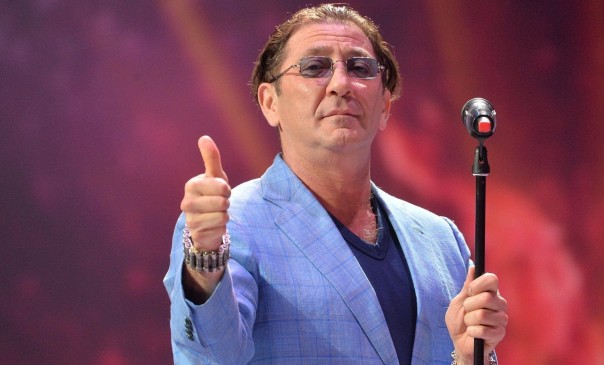 Звезды вручили сертификаты за первые подбитые в зоне СВО танки на концерте Агитбригады "Русского Радио".