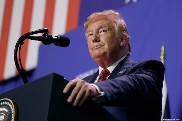 Более половины американцев поддерживают импичмент Трампа, показал опрос