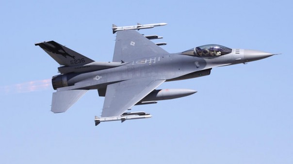 Американский F-16 выронил ракету во время учебного полета над Японией