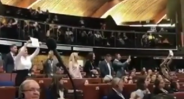 На Всемирном форуме за демократию отличилась украинская делегация: топала и кричала