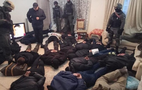 В Киеве спецназ штурмовал квартиру, в которой забаррикадировались 17 мужчин в балаклавах