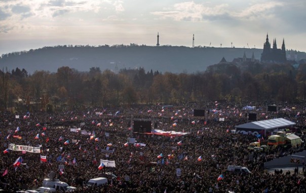 Сотни тысяч протестующих выдвинули ультиматум премьеру Чехии