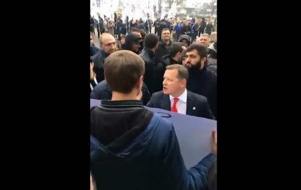 Ляшко у суда забросали презервативами