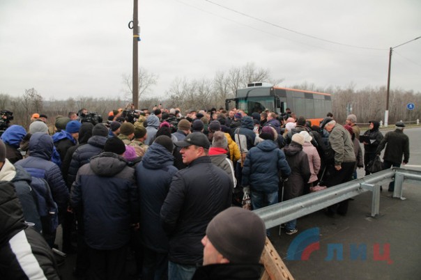 Украинская сторона открыла движение людей по Станичному мосту