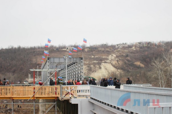 "Это лишние флаги!": Зеленского возмутила символика ЛНР на мосту в Станице Луганской