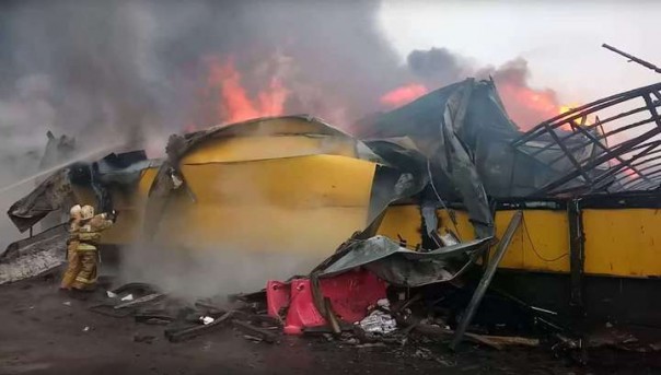 Огонь охватил двухэтажный магазин под Ростовом-на-Дону