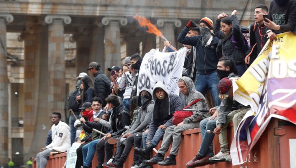 В Колумбии начались массовые беспорядки, введен комендантский час